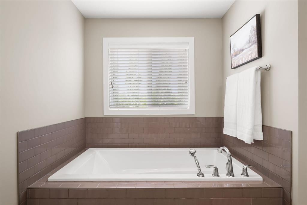 25 Masters Park Se, Calgary, AB - Indoor Photo Showing Bathroom