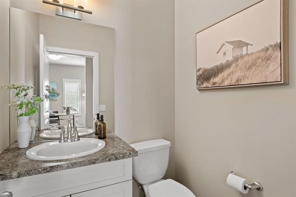 25 Masters Park Se, Calgary, AB - Indoor Photo Showing Bathroom