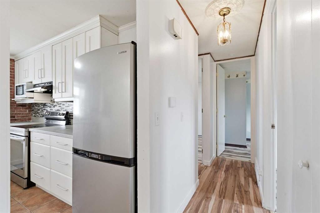 7807 Olympia Bay Se, Calgary, AB - Indoor Photo Showing Kitchen