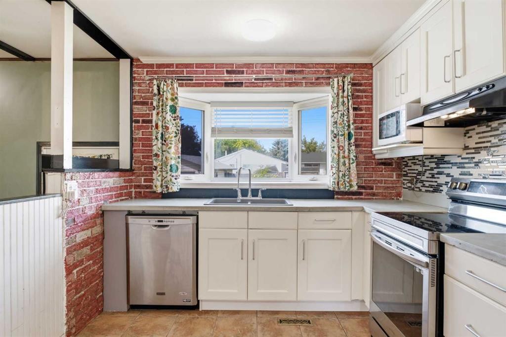 7807 Olympia Bay Se, Calgary, AB - Indoor Photo Showing Kitchen With Double Sink