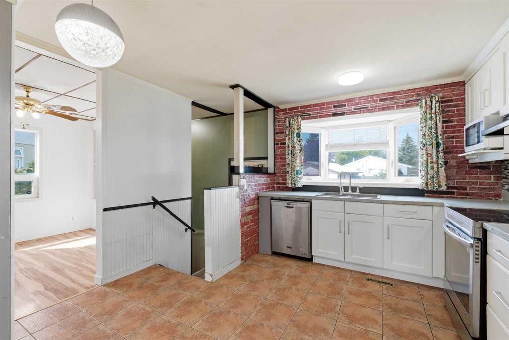 7807 Olympia Bay Se, Calgary, AB - Indoor Photo Showing Kitchen