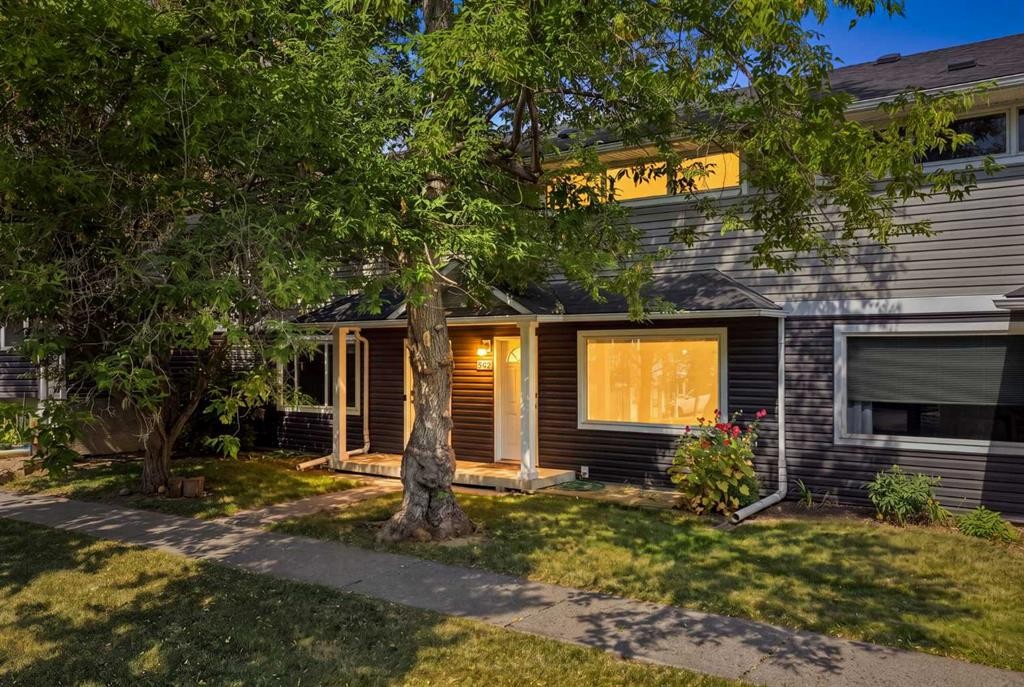 542 Regal Park Ne, Calgary, AB - Outdoor