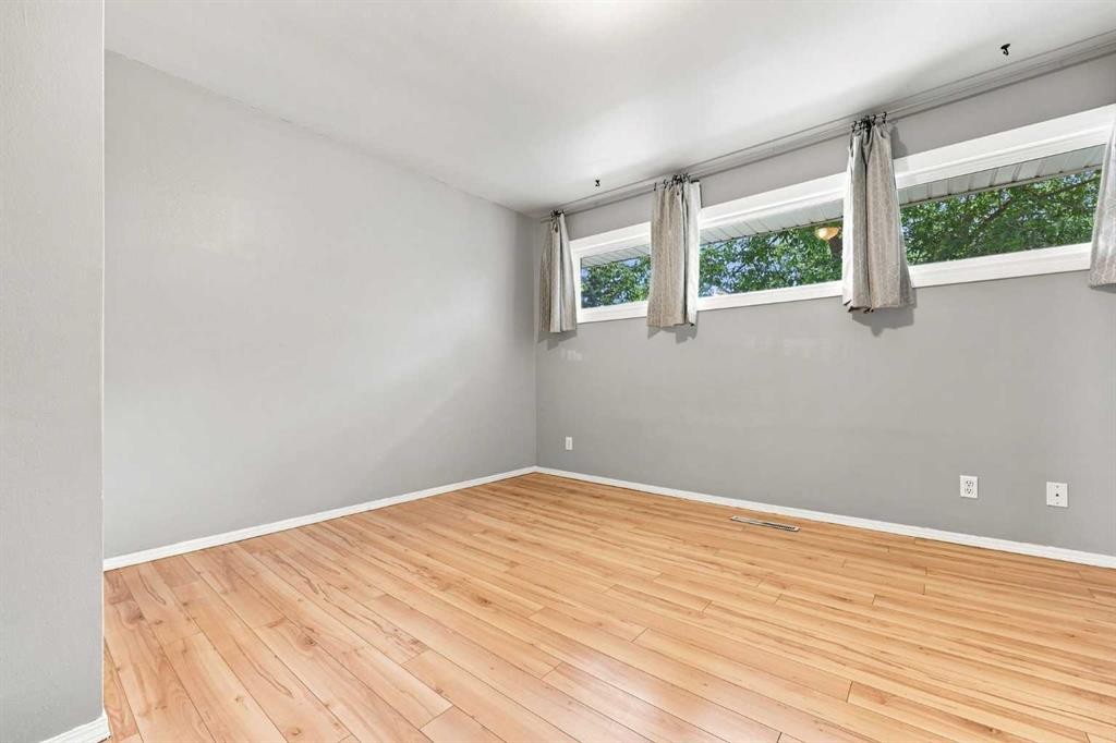 542 Regal Park Ne, Calgary, AB - Indoor Photo Showing Other Room