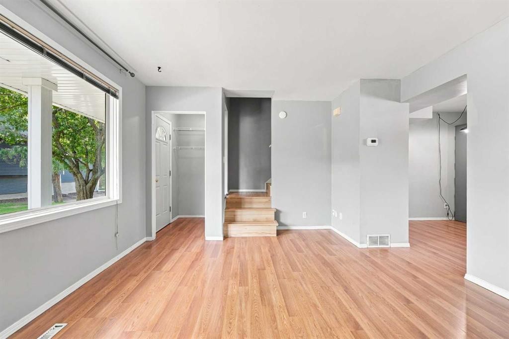 542 Regal Park Ne, Calgary, AB - Indoor Photo Showing Other Room