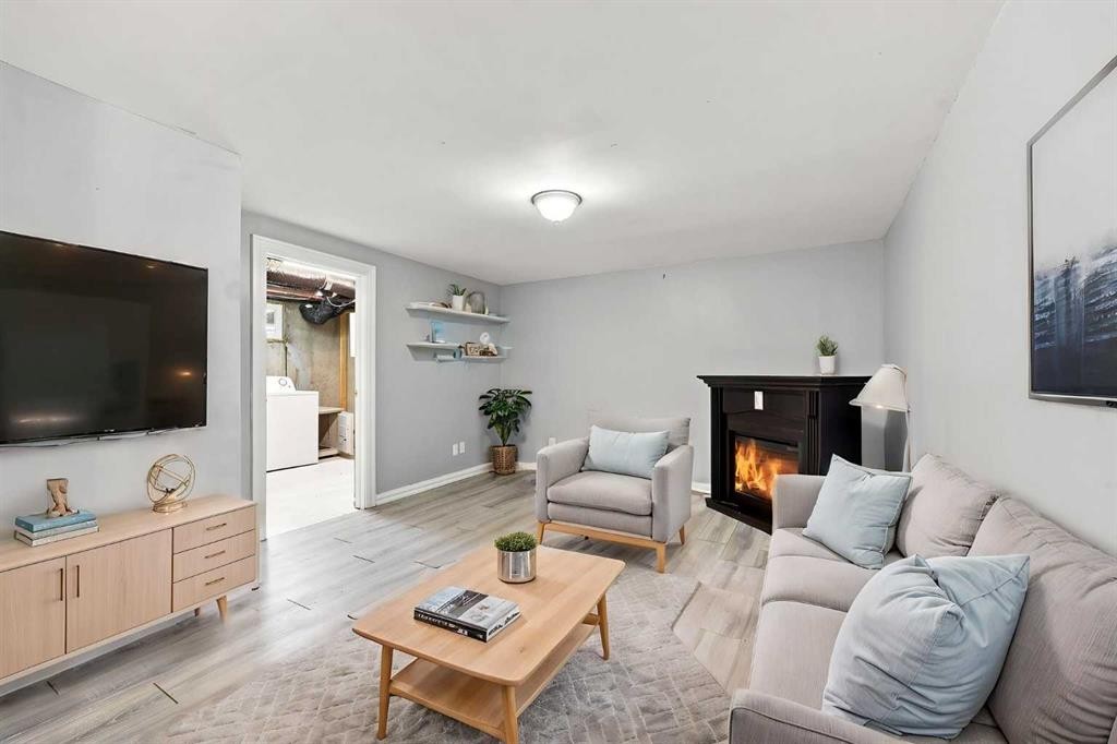 542 Regal Park Ne, Calgary, AB - Indoor Photo Showing Living Room