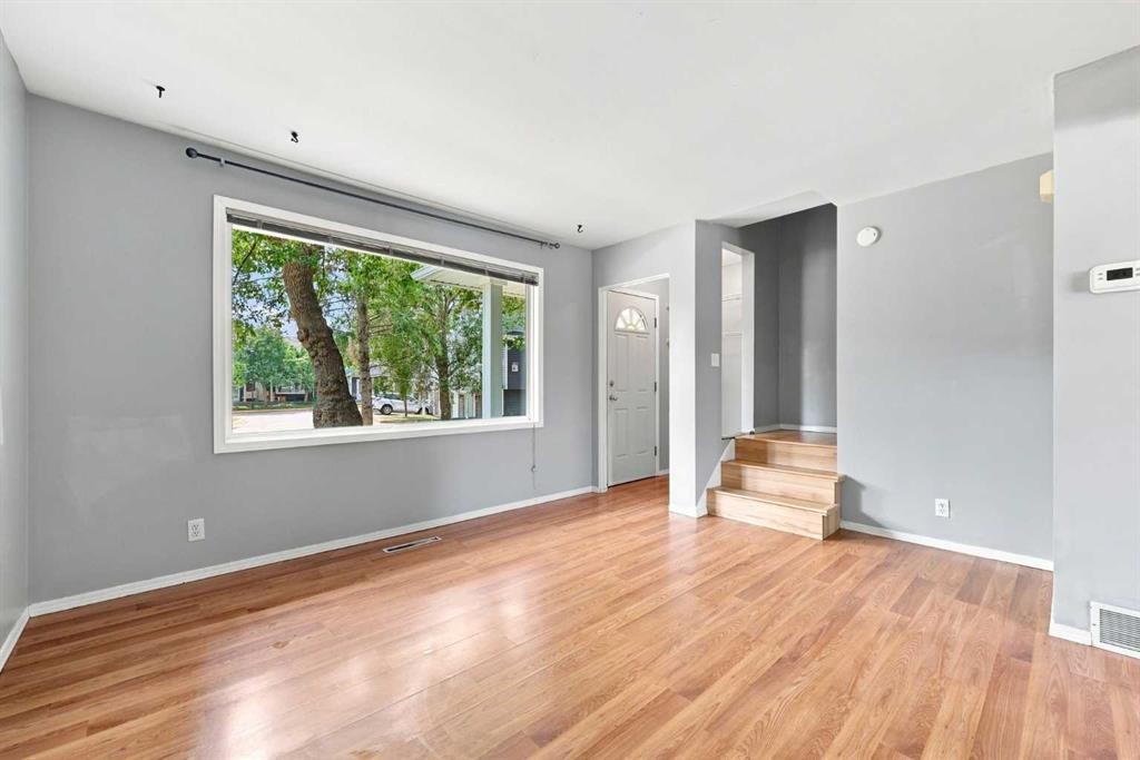 542 Regal Park Ne, Calgary, AB - Indoor Photo Showing Other Room