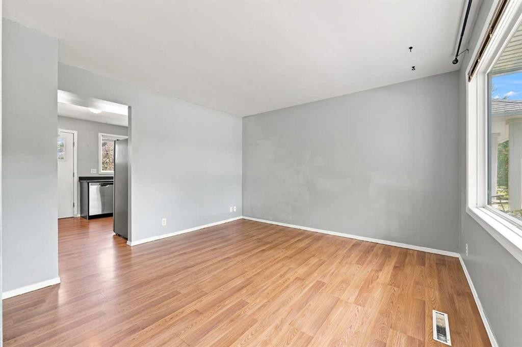 542 Regal Park Ne, Calgary, AB - Indoor Photo Showing Other Room