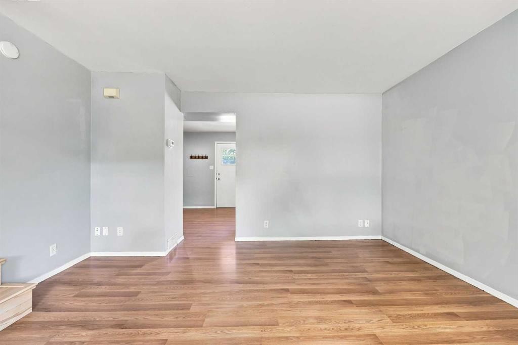 542 Regal Park Ne, Calgary, AB - Indoor Photo Showing Other Room