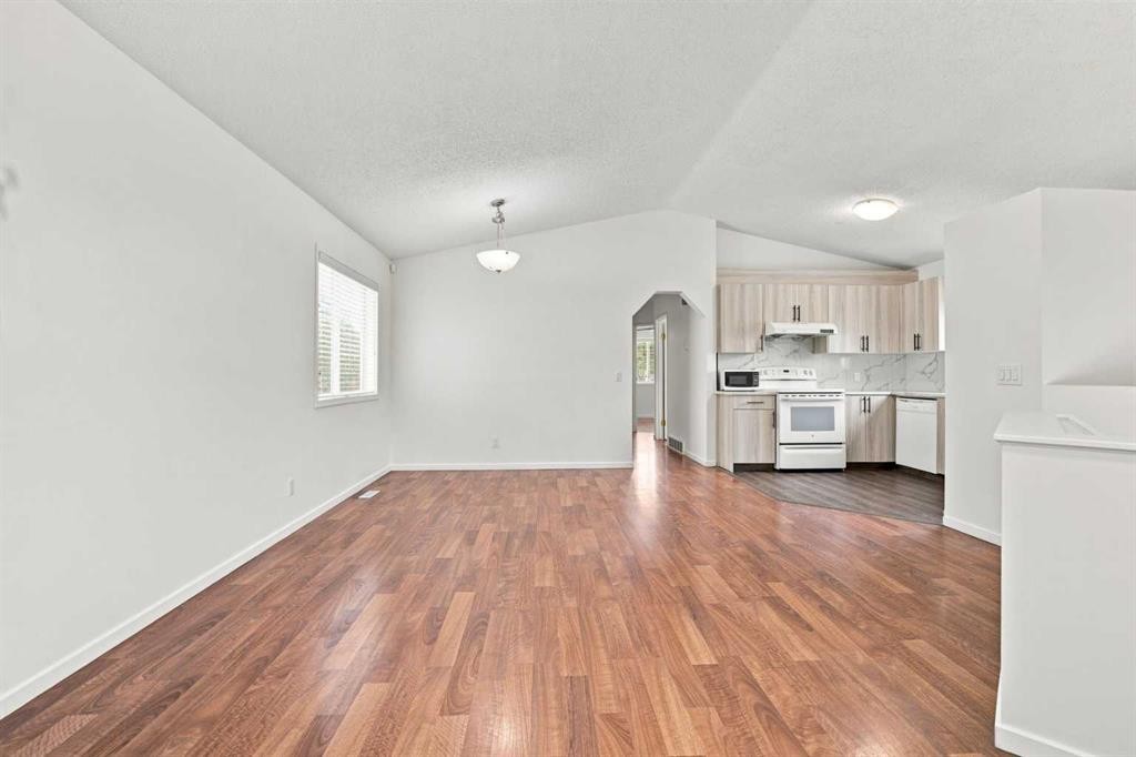11 Martin Crossing Rise Ne, Calgary, AB - Indoor Photo Showing Kitchen