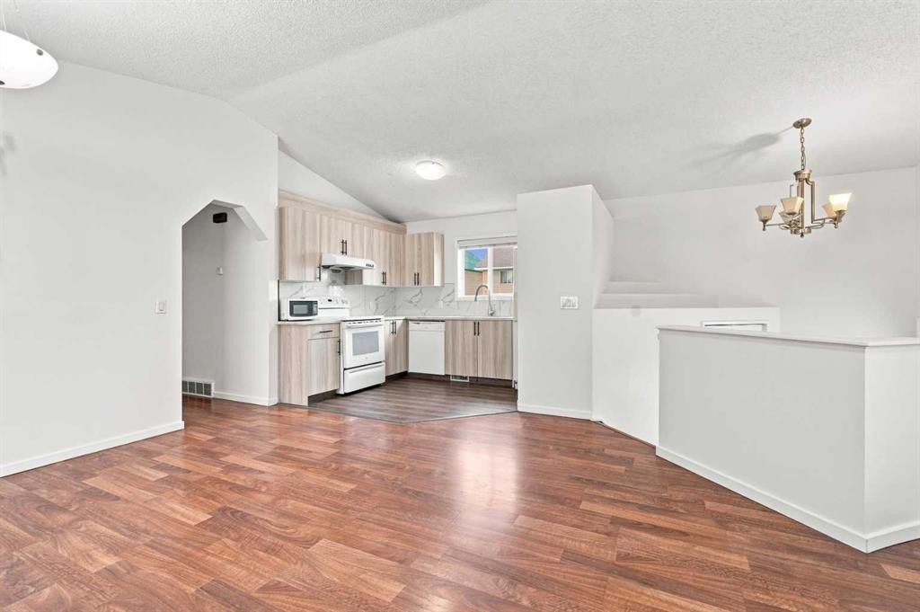 11 Martin Crossing Rise Ne, Calgary, AB - Indoor Photo Showing Kitchen