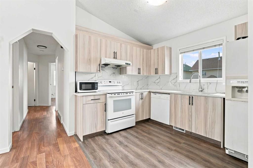11 Martin Crossing Rise Ne, Calgary, AB - Indoor Photo Showing Kitchen