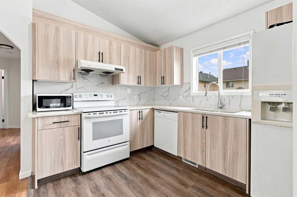 11 Martin Crossing Rise Ne, Calgary, AB - Indoor Photo Showing Kitchen