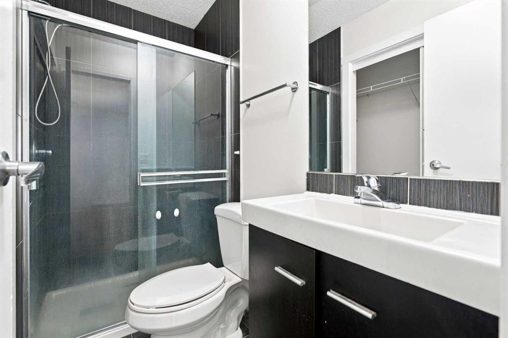 11 Martin Crossing Rise Ne, Calgary, AB - Indoor Photo Showing Bathroom