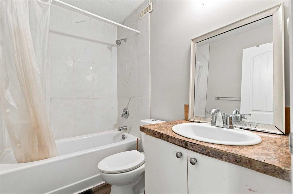 11 Martin Crossing Rise Ne, Calgary, AB - Indoor Photo Showing Bathroom