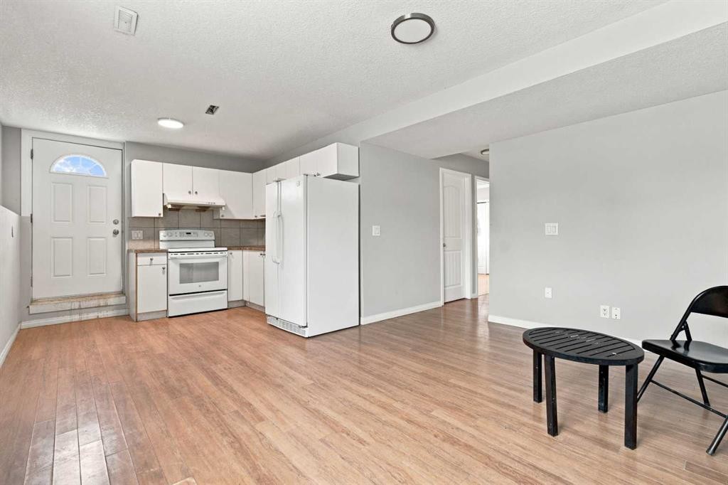 11 Martin Crossing Rise Ne, Calgary, AB - Indoor Photo Showing Kitchen