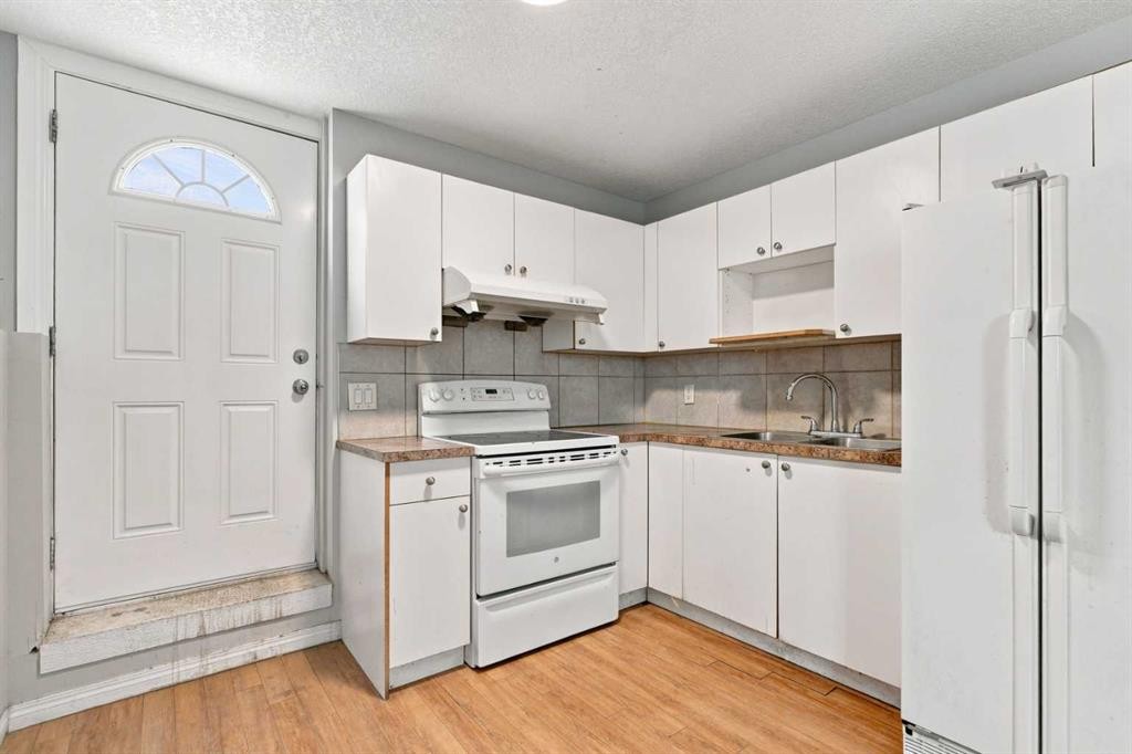 11 Martin Crossing Rise Ne, Calgary, AB - Indoor Photo Showing Kitchen With Double Sink