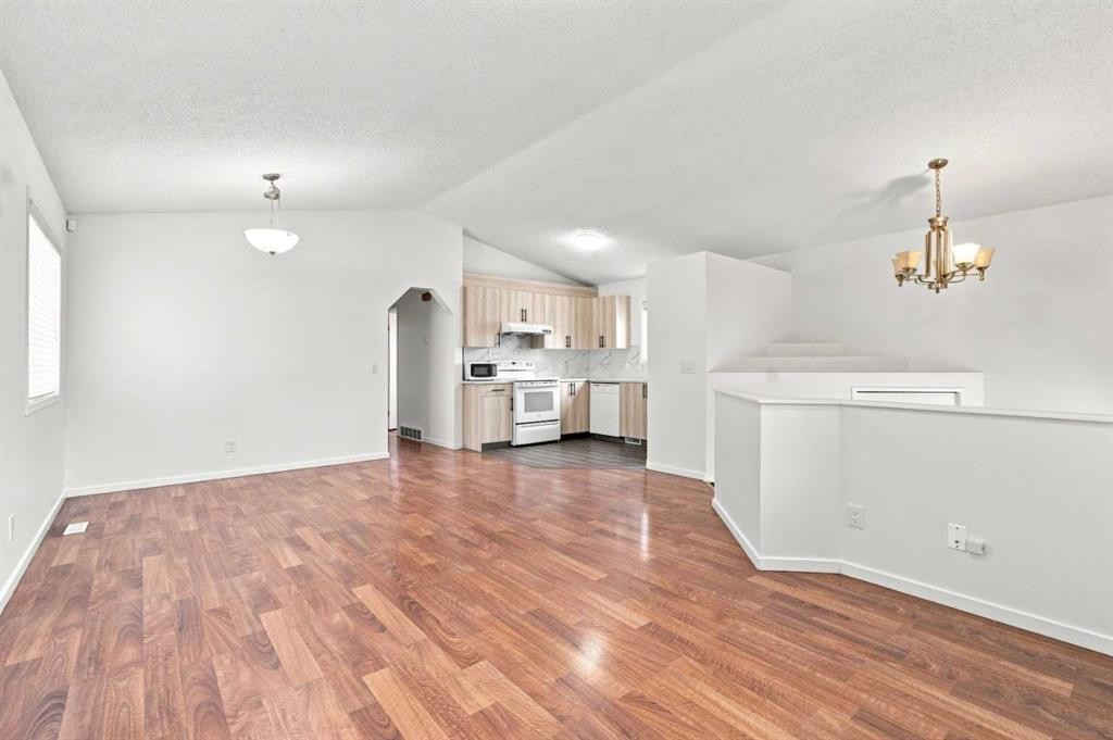 11 Martin Crossing Rise Ne, Calgary, AB - Indoor Photo Showing Kitchen