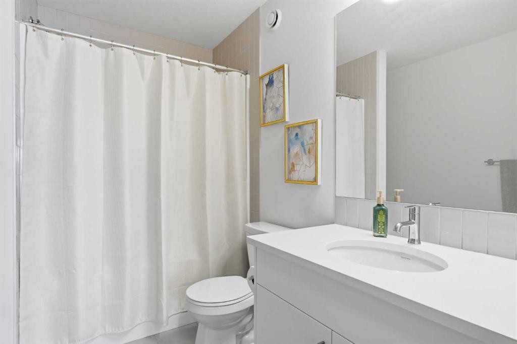 31 Seton Row Se, Calgary, AB - Indoor Photo Showing Bathroom