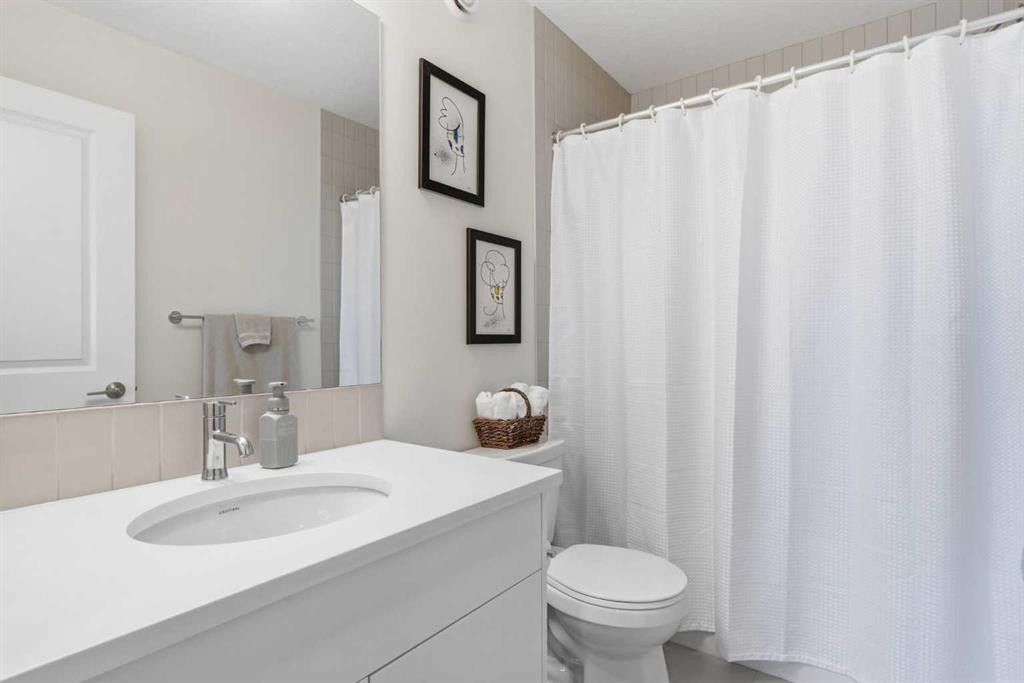 31 Seton Row Se, Calgary, AB - Indoor Photo Showing Bathroom