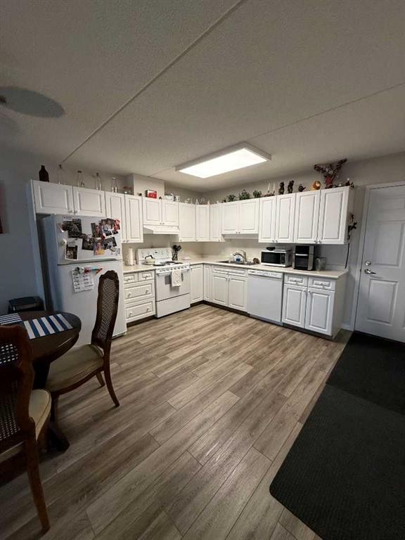 301-4514 54 Avenue, Olds, AB - Indoor Photo Showing Kitchen