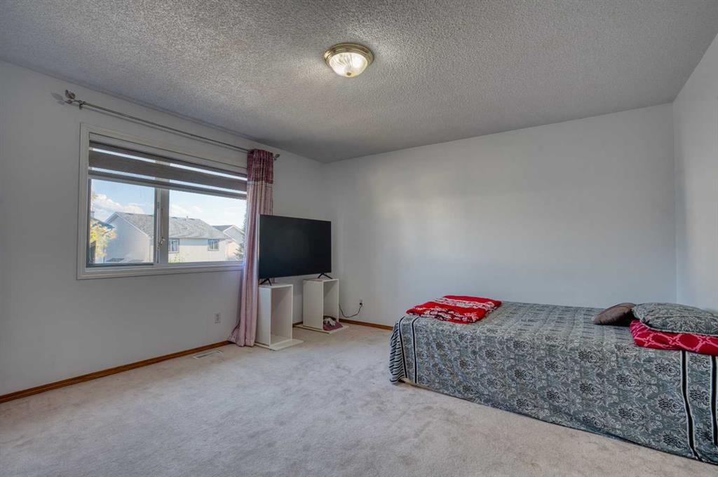 28 Coral Springs Close Ne, Calgary, AB - Indoor Photo Showing Bedroom