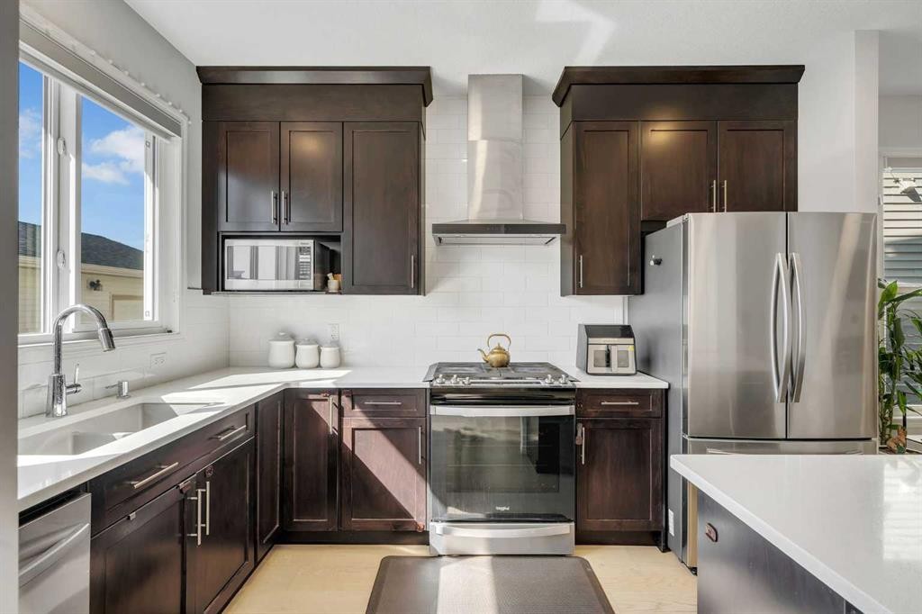 143 Dawson Harbour Hill, Chestermere, AB - Indoor Photo Showing Kitchen With Upgraded Kitchen
