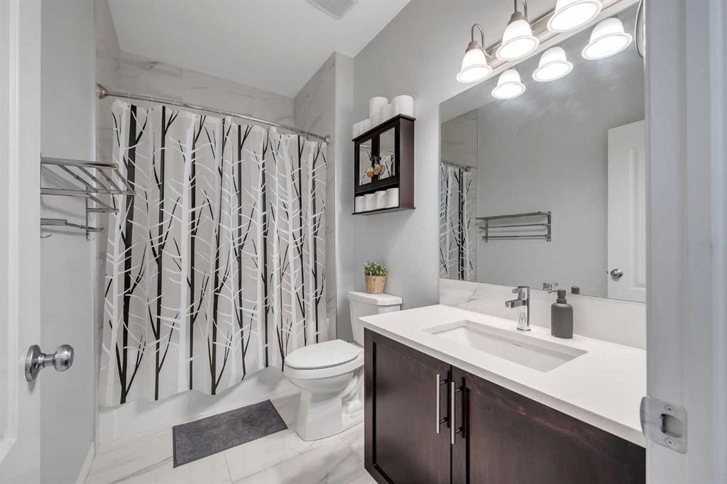 143 Dawson Harbour Hill, Chestermere, AB - Indoor Photo Showing Bathroom