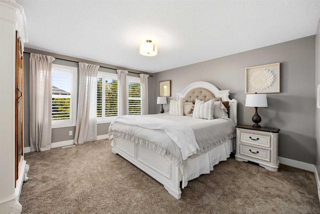 238 Mountainview Drive, Okotoks, AB - Indoor Photo Showing Bedroom
