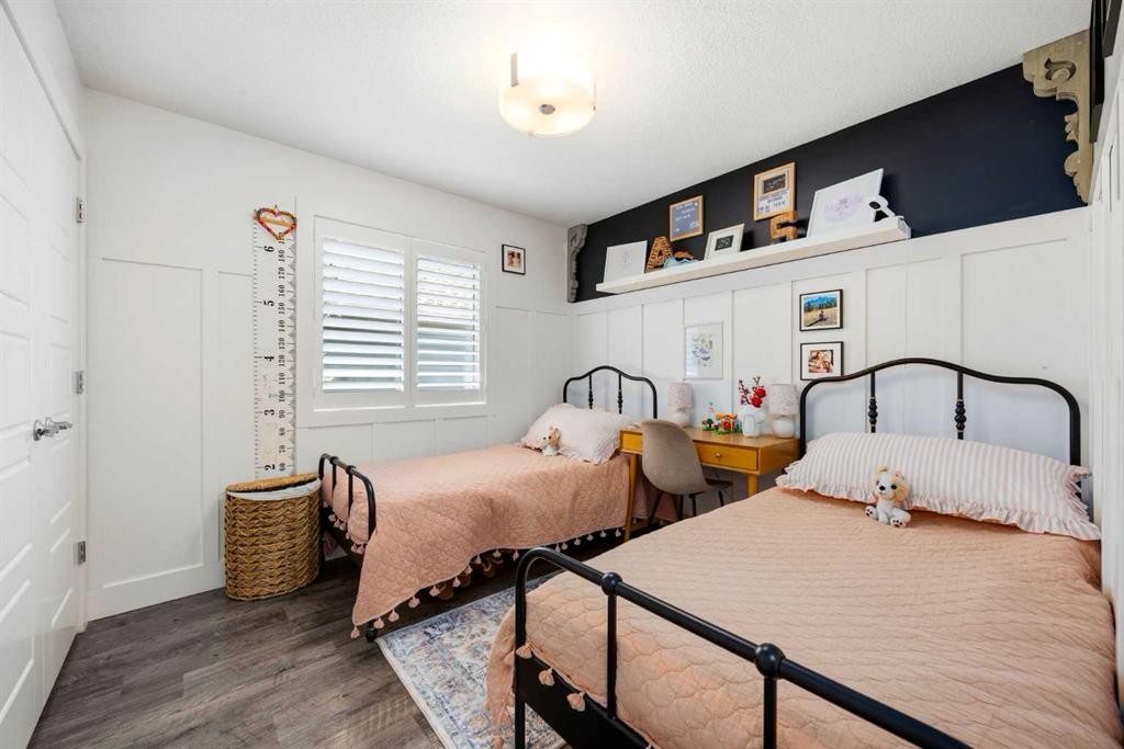 238 Mountainview Drive, Okotoks, AB - Indoor Photo Showing Bedroom