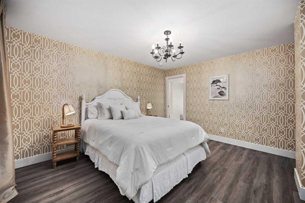 238 Mountainview Drive, Okotoks, AB - Indoor Photo Showing Bedroom