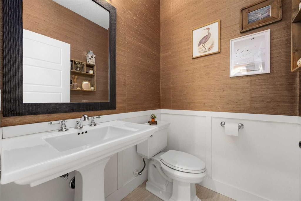 238 Mountainview Drive, Okotoks, AB - Indoor Photo Showing Bathroom