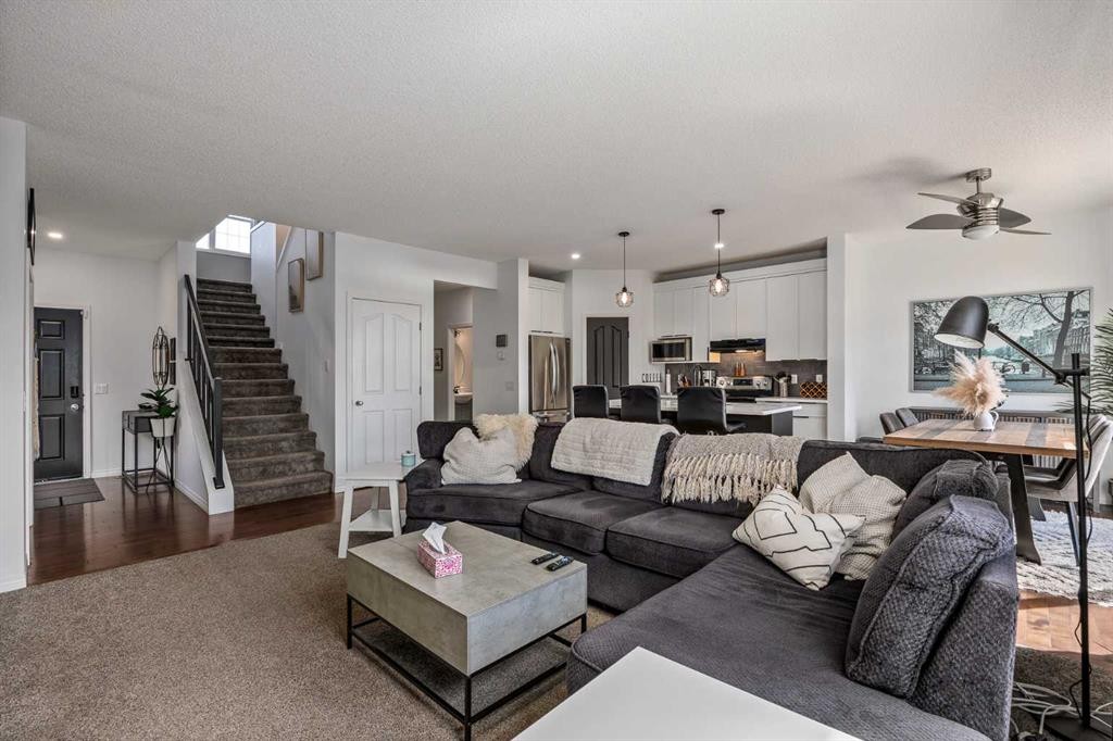 5 Copperpond Link Se, Calgary, AB - Indoor Photo Showing Living Room