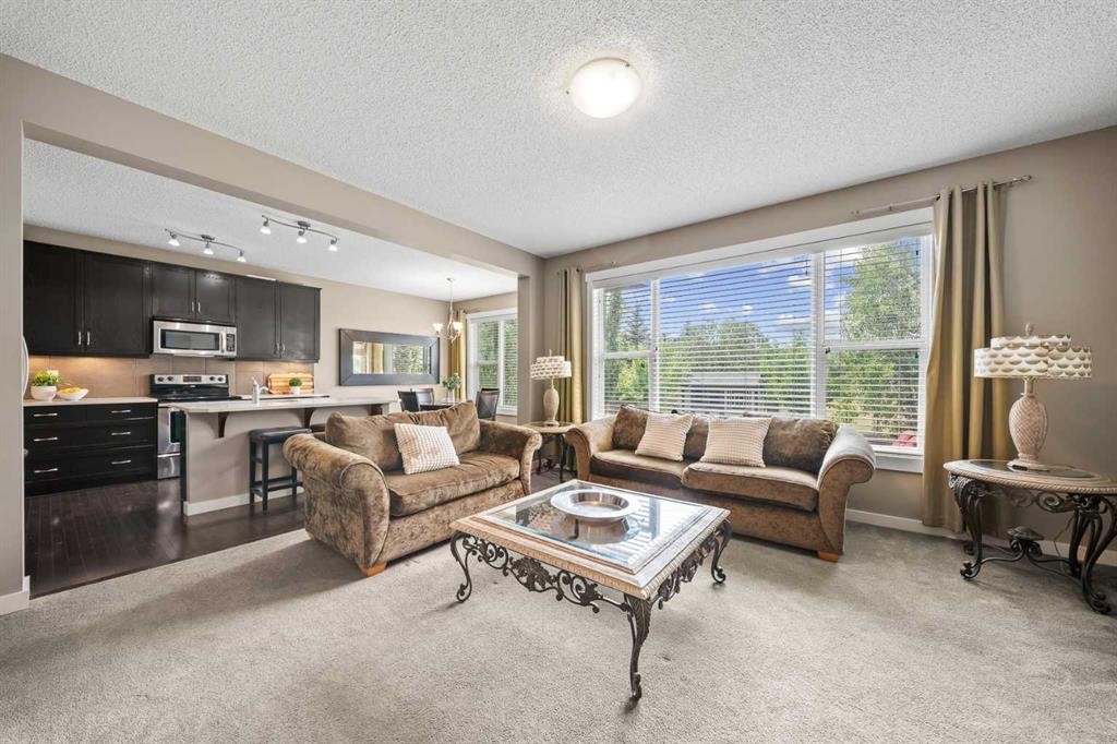 4728 Elgin Avenue Se, Calgary, AB - Indoor Photo Showing Living Room