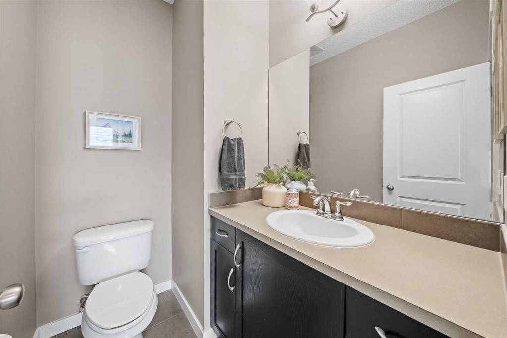 4728 Elgin Avenue Se, Calgary, AB - Indoor Photo Showing Bathroom