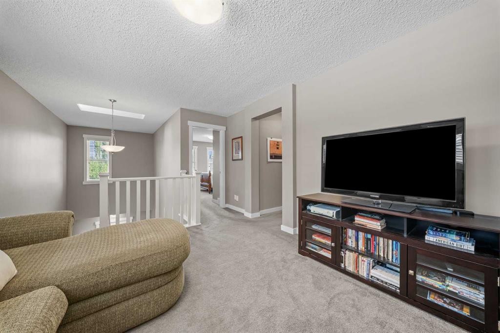 4728 Elgin Avenue Se, Calgary, AB - Indoor Photo Showing Living Room