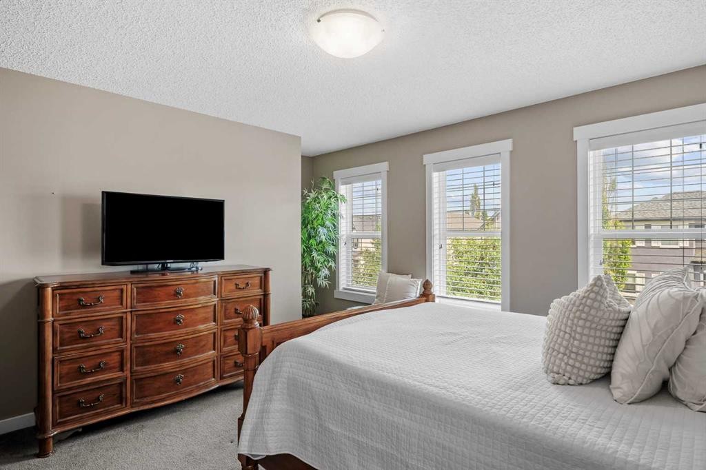 4728 Elgin Avenue Se, Calgary, AB - Indoor Photo Showing Bedroom