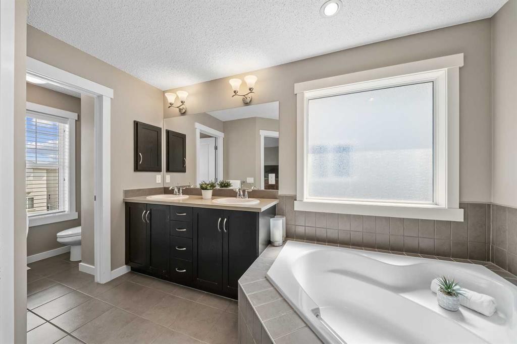 4728 Elgin Avenue Se, Calgary, AB - Indoor Photo Showing Bathroom
