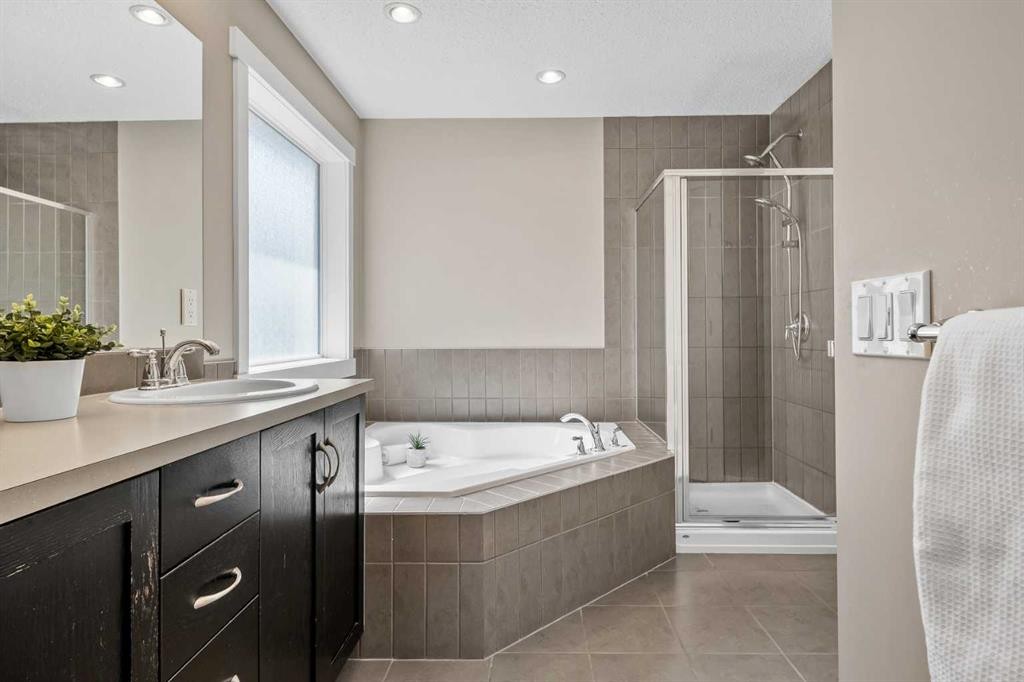 4728 Elgin Avenue Se, Calgary, AB - Indoor Photo Showing Bathroom