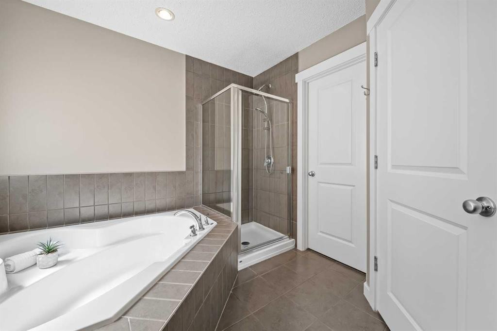 4728 Elgin Avenue Se, Calgary, AB - Indoor Photo Showing Bathroom