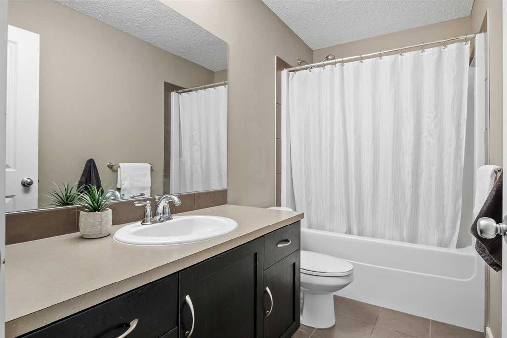 4728 Elgin Avenue Se, Calgary, AB - Indoor Photo Showing Bathroom