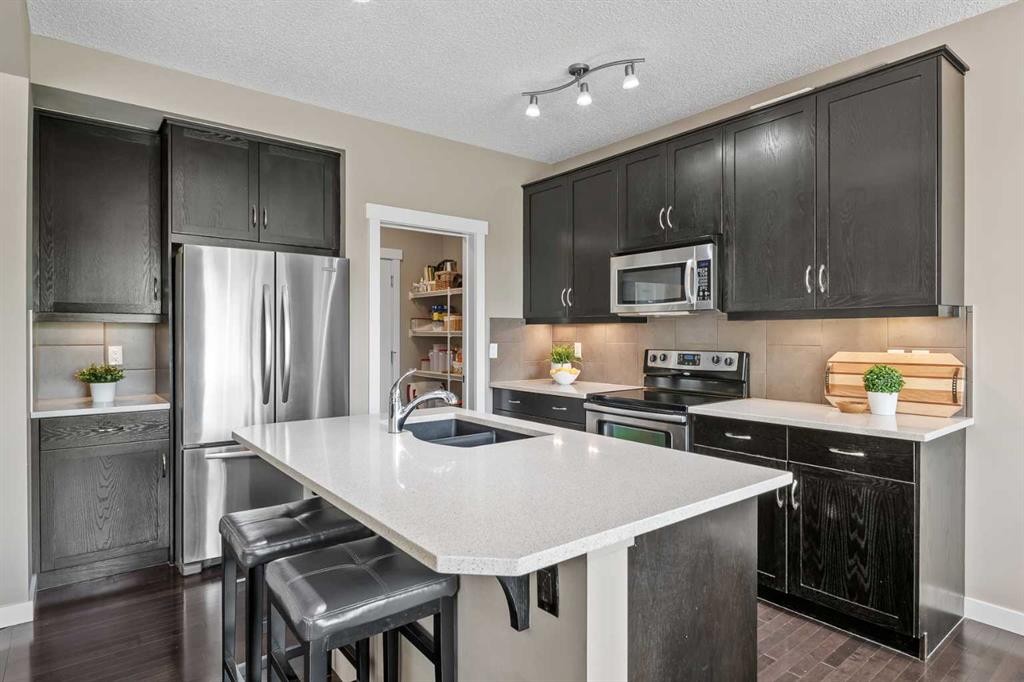 4728 Elgin Avenue Se, Calgary, AB - Indoor Photo Showing Kitchen With Stainless Steel Kitchen With Double Sink With Upgraded Kitchen