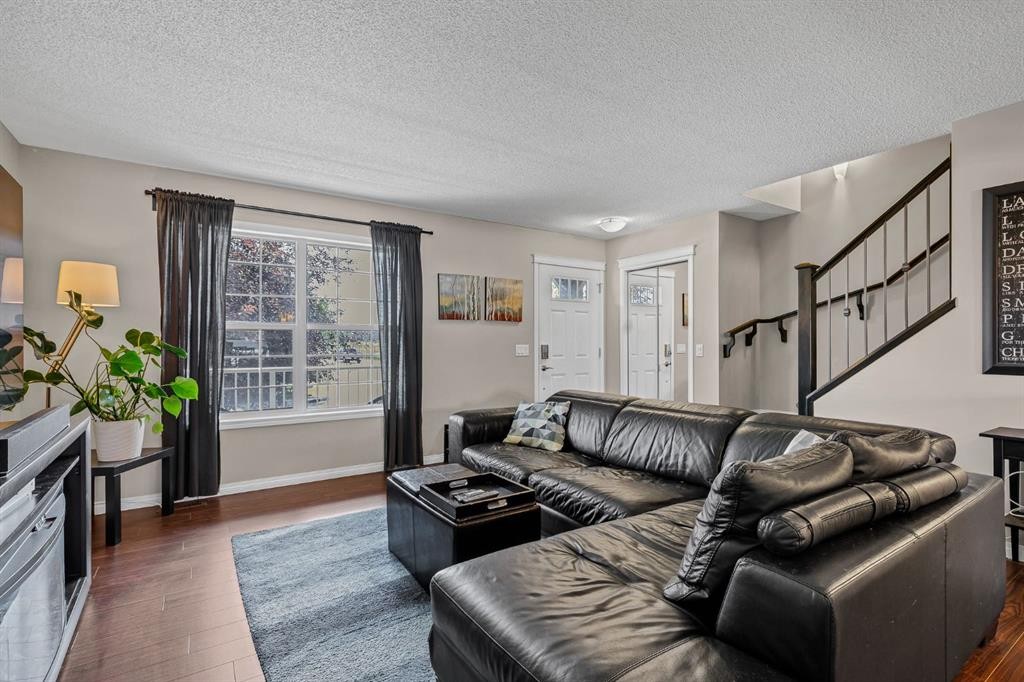 54 Autumn View Se, Calgary, AB - Indoor Photo Showing Living Room