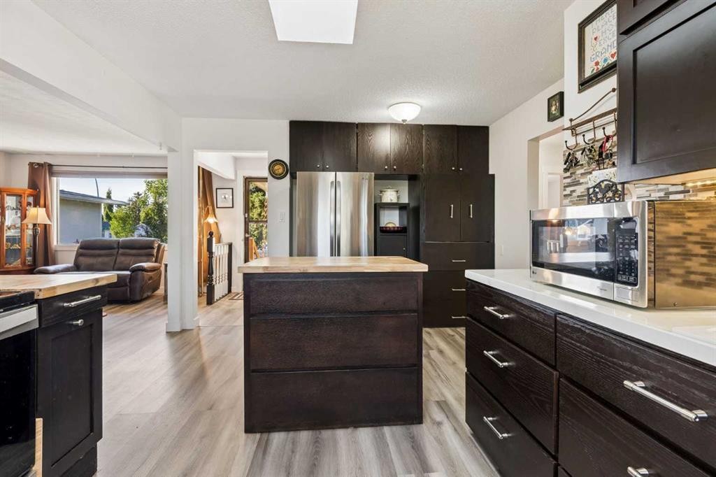 5635 Travis Crescent Ne, Calgary, AB - Indoor Photo Showing Kitchen