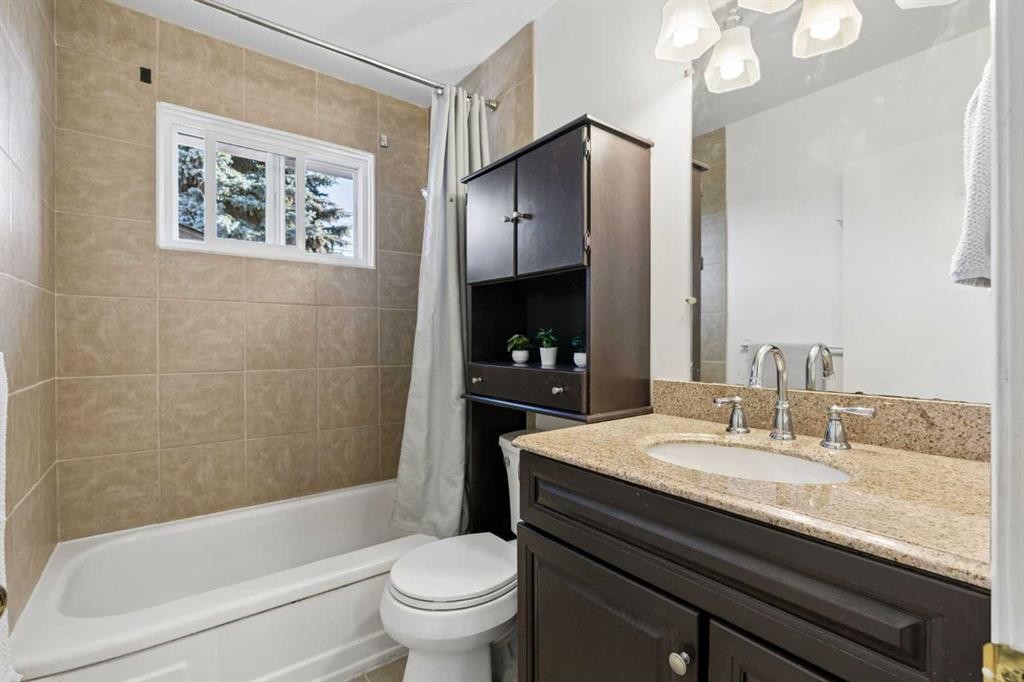 5635 Travis Crescent Ne, Calgary, AB - Indoor Photo Showing Bathroom