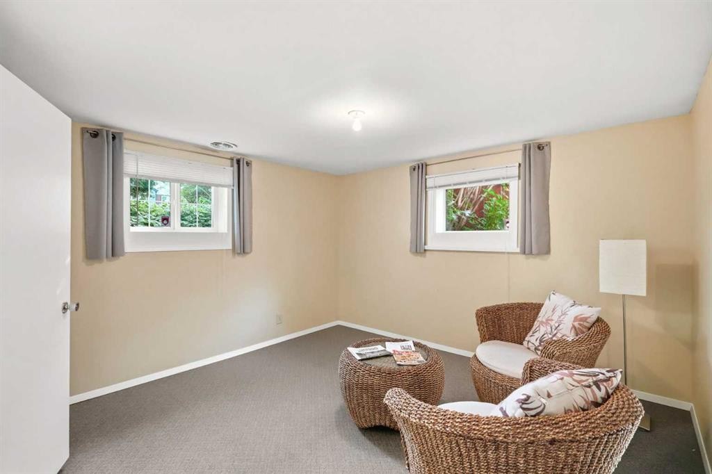 8335 34 Avenue Nw, Calgary, AB - Indoor Photo Showing Other Room