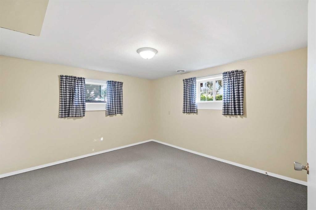 8335 34 Avenue Nw, Calgary, AB - Indoor Photo Showing Other Room