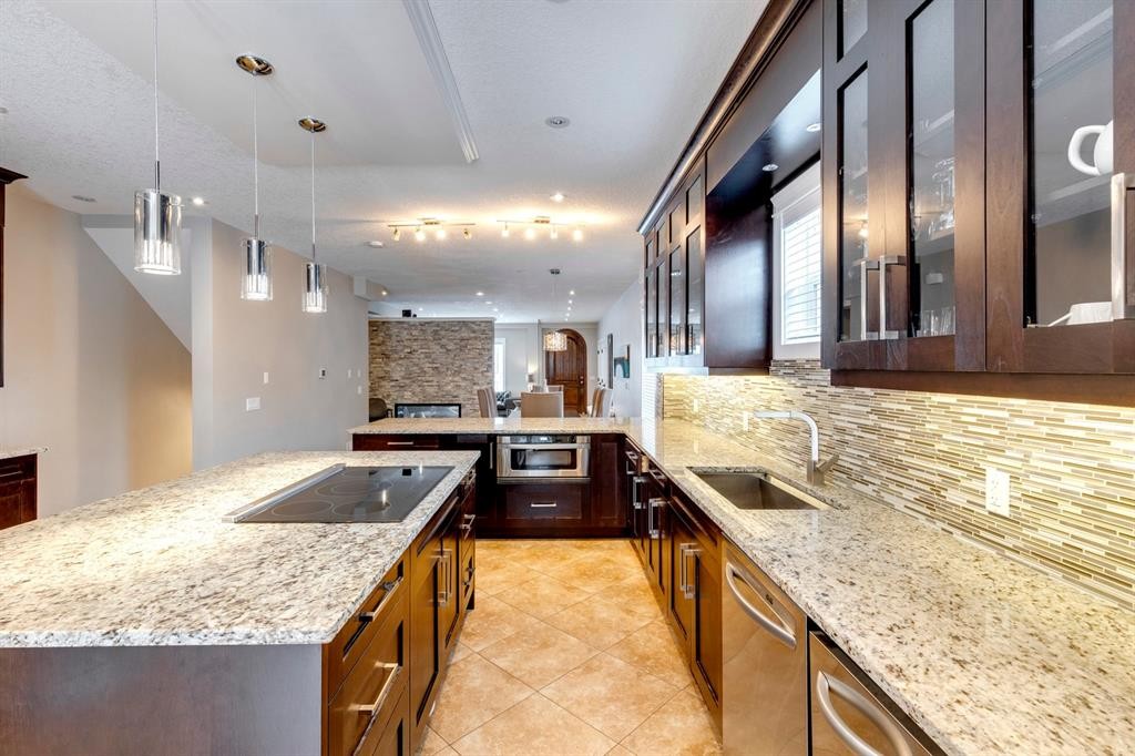 337 3 Avenue Ne, Calgary, AB - Indoor Photo Showing Kitchen With Upgraded Kitchen