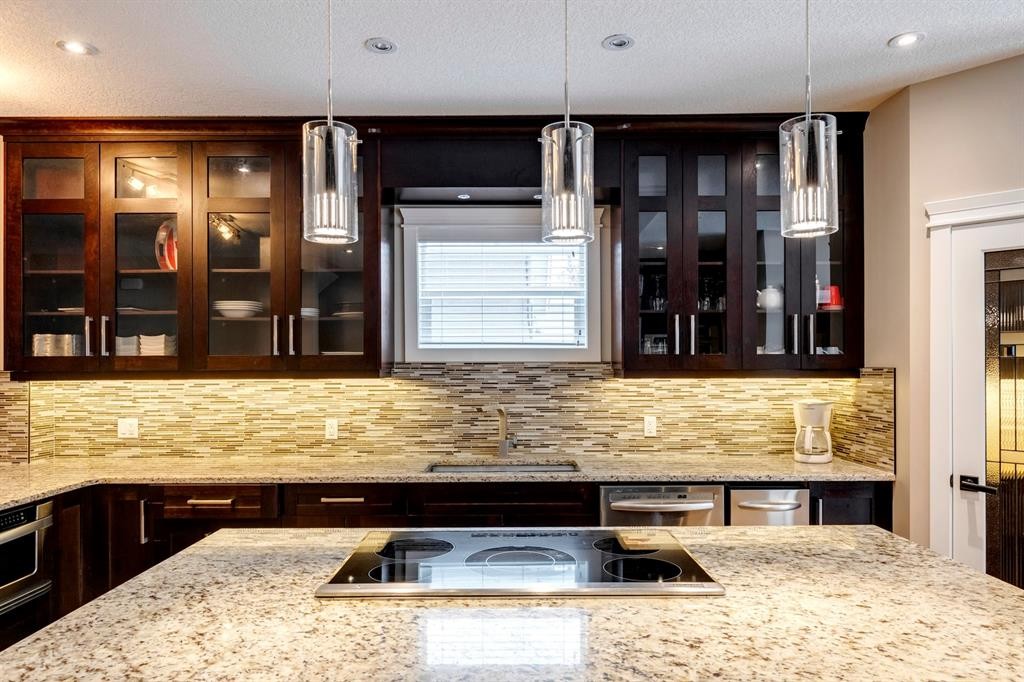 337 3 Avenue Ne, Calgary, AB - Indoor Photo Showing Kitchen With Upgraded Kitchen