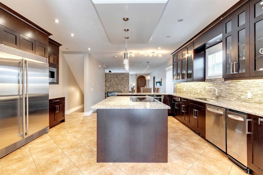 337 3 Avenue Ne, Calgary, AB - Indoor Photo Showing Kitchen With Upgraded Kitchen