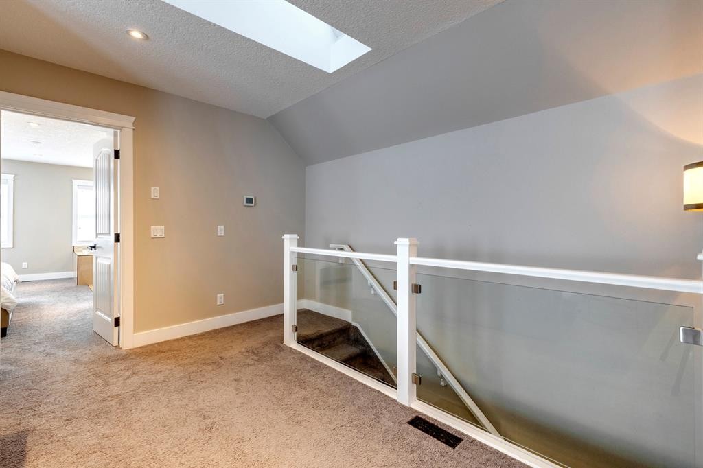 337 3 Avenue Ne, Calgary, AB - Indoor Photo Showing Other Room